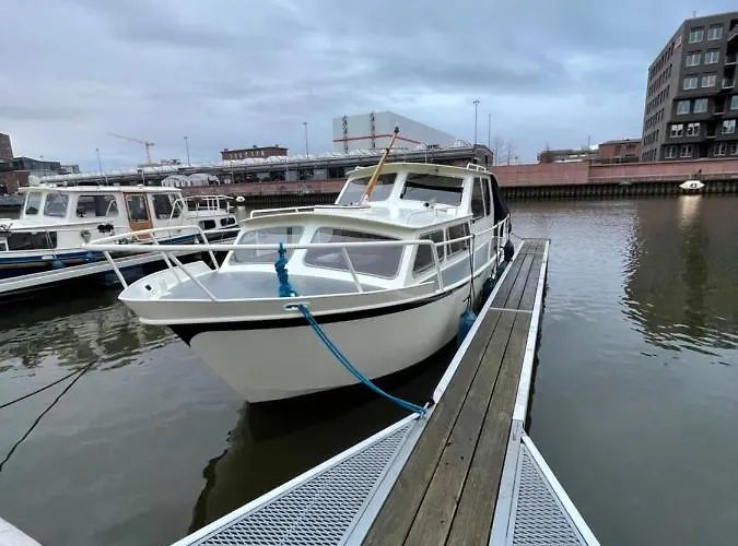 Suesses Motorboot - Bremen Ueberseestadt