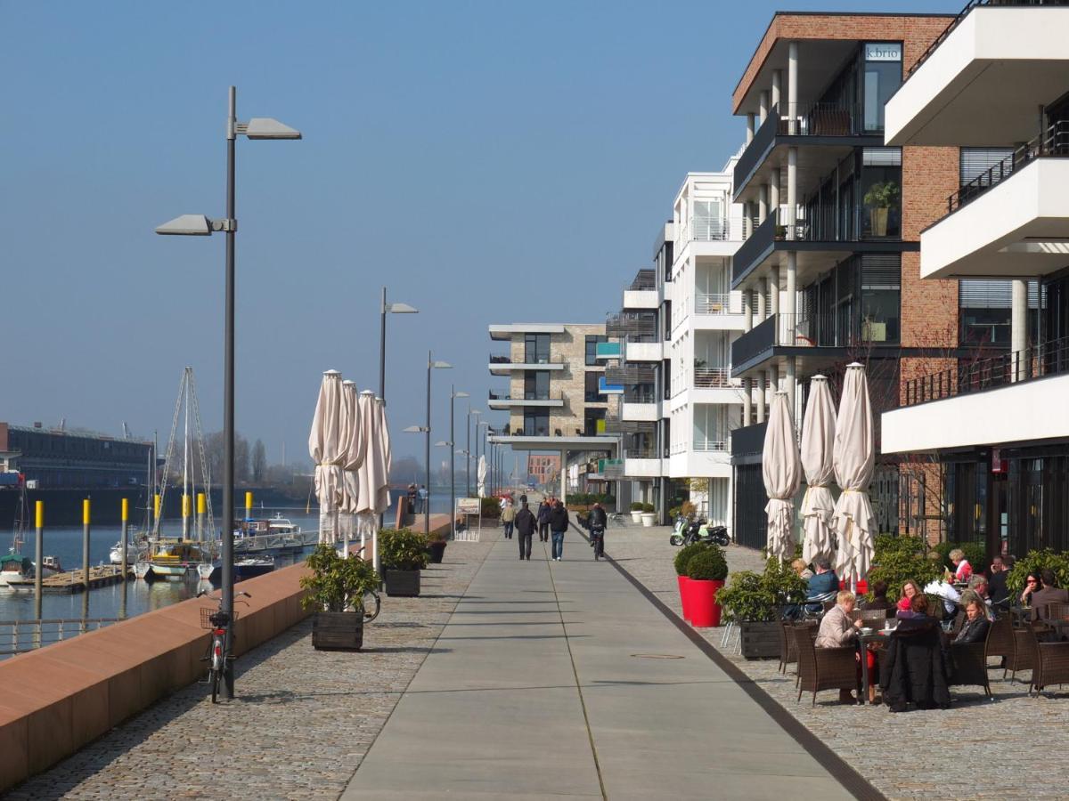 Suesses Motorboot - Ueberseestadt Botel