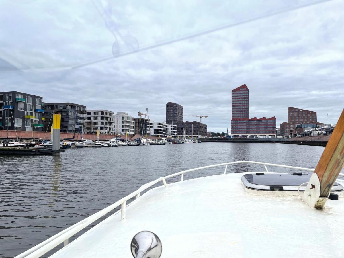 Suesses Motorboot - Ueberseestadt Botel *