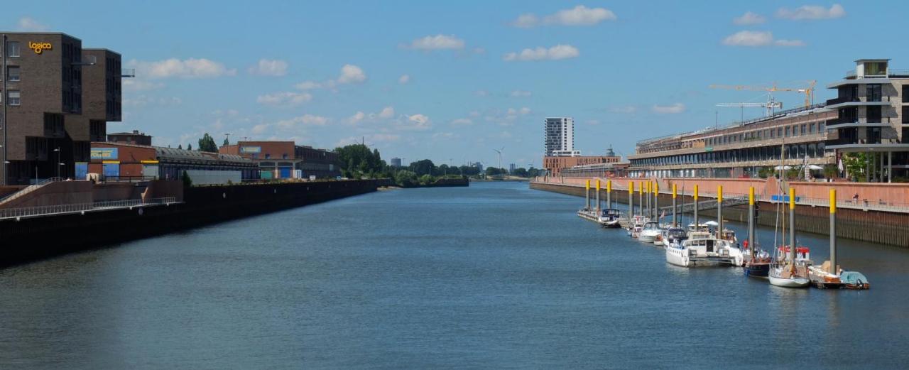 Suesses Motorboot - Ueberseestadt Botel BRE