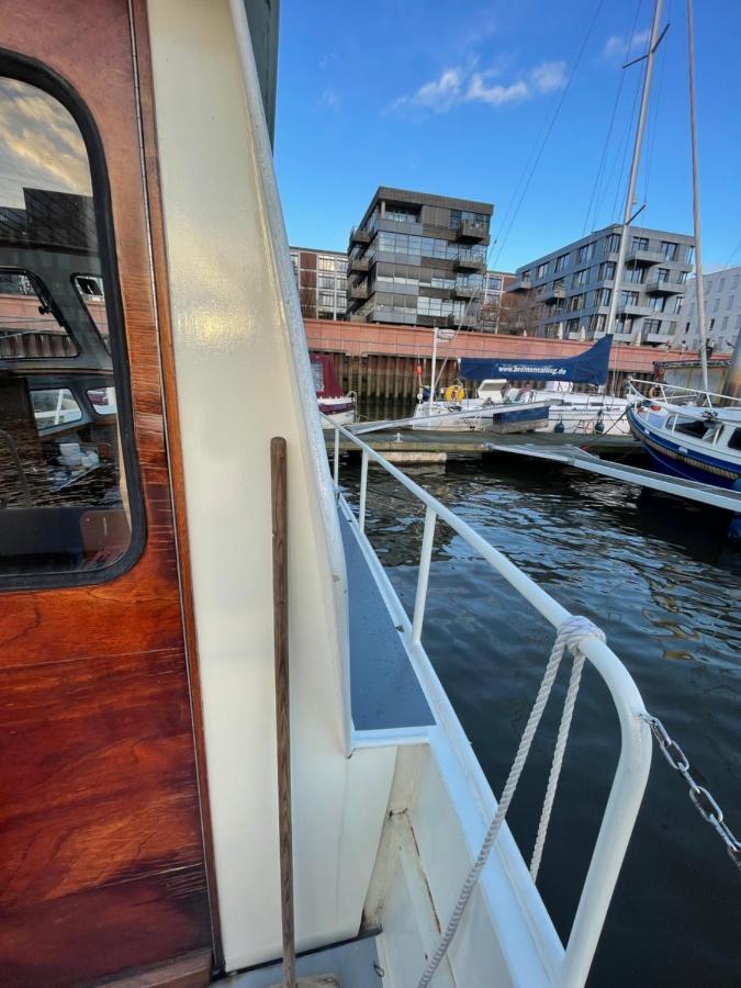 Suesses Motorboot - Ueberseestadt