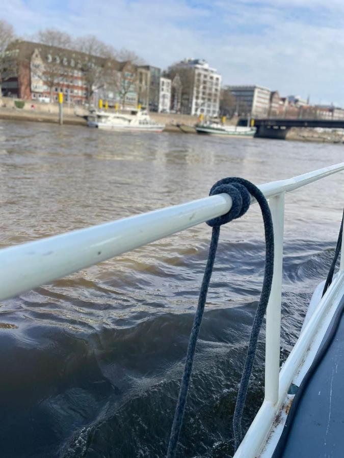 Botel Suesses Motorboot - Ueberseestadt BRE