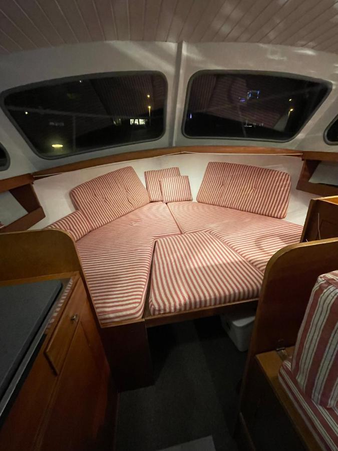 Suesses Motorboot - Ueberseestadt BRE