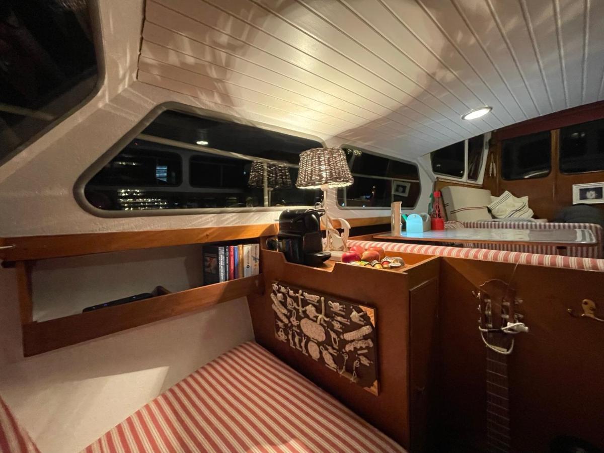 Botel Suesses Motorboot - Ueberseestadt BRE