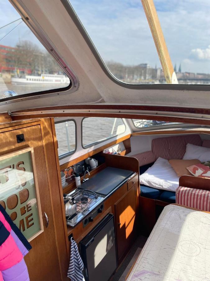 Suesses Motorboot - Ueberseestadt Botel *