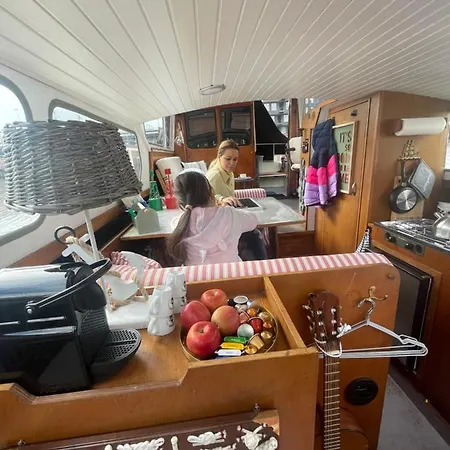 Suesses Motorboot - Bremen Ueberseestadt Exterior photo