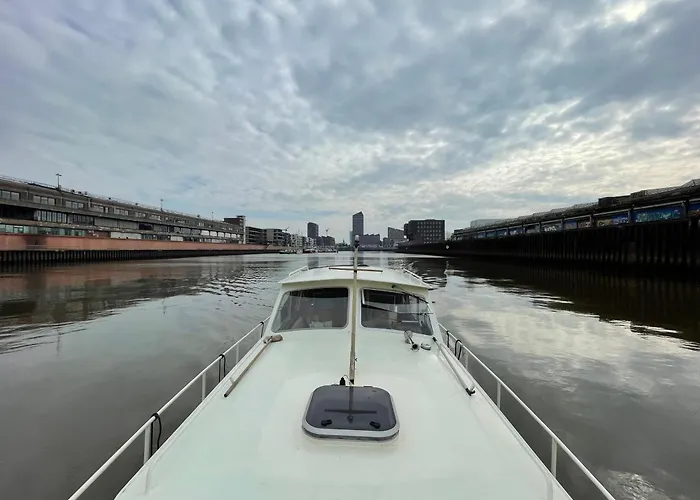 Suesses Motorboot - Bremen Ueberseestadt
