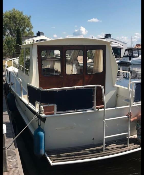 Suesses Motorboot - Ueberseestadt * BRE