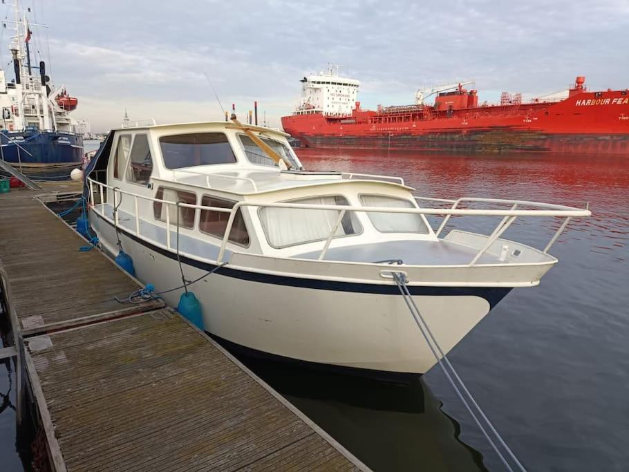 Suesses Motorboot - Ueberseestadt *