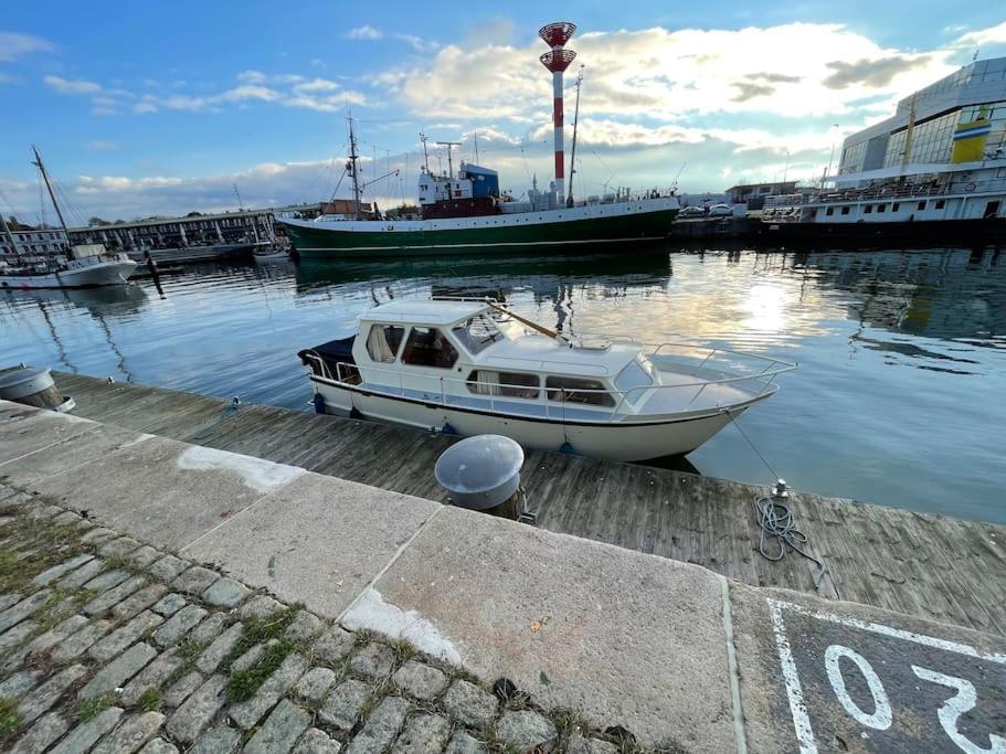Suesses Motorboot - Ueberseestadt Botel BRE