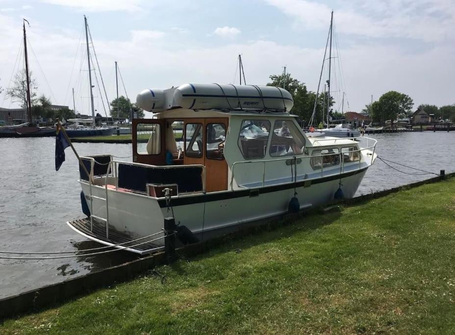 Suesses Motorboot - Ueberseestadt Botel