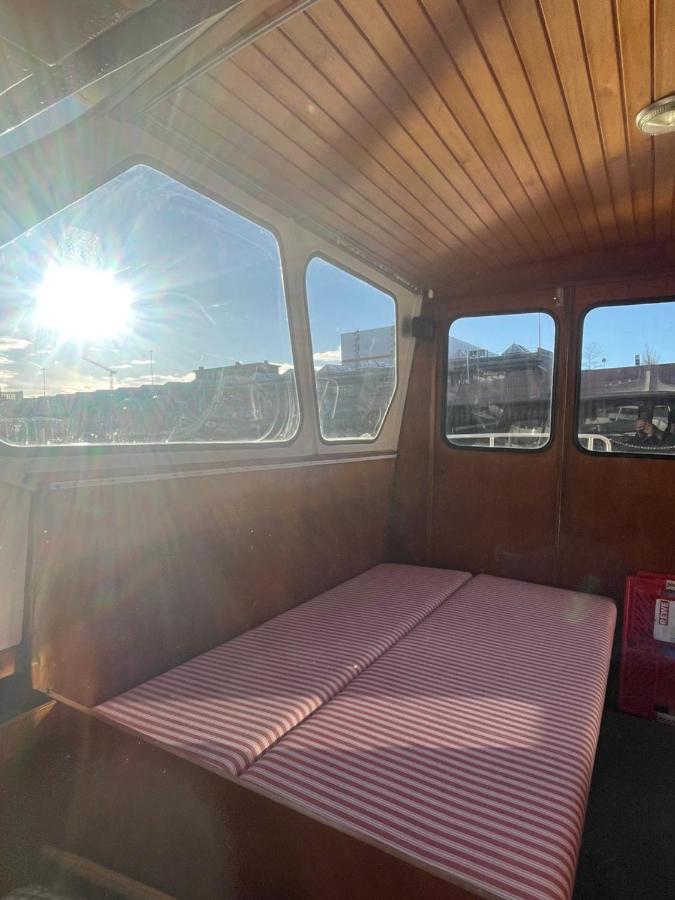 Suesses Motorboot - Ueberseestadt * BRE
