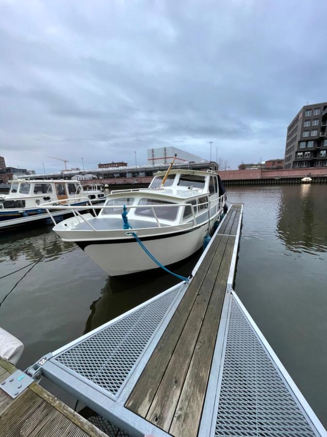 Suesses Motorboot - Ueberseestadt Botel *