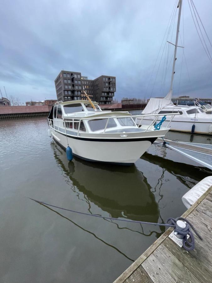 Suesses Motorboot - Ueberseestadt
