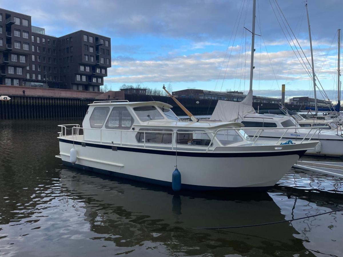 Suesses Motorboot - Ueberseestadt * BRE
