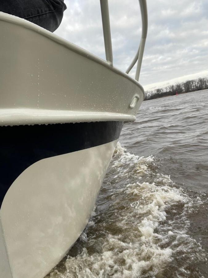 Suesses Motorboot - Ueberseestadt Botel