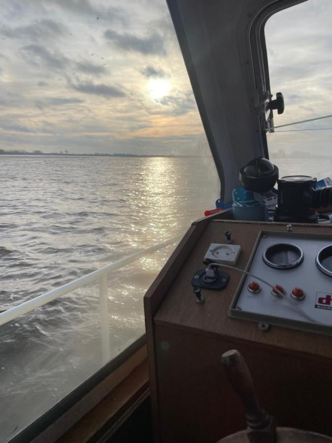 Botel Suesses Motorboot - Ueberseestadt BRE