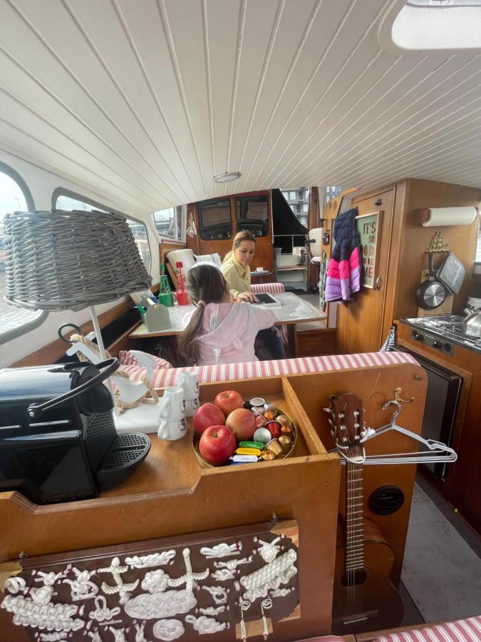 Suesses Motorboot - Ueberseestadt *