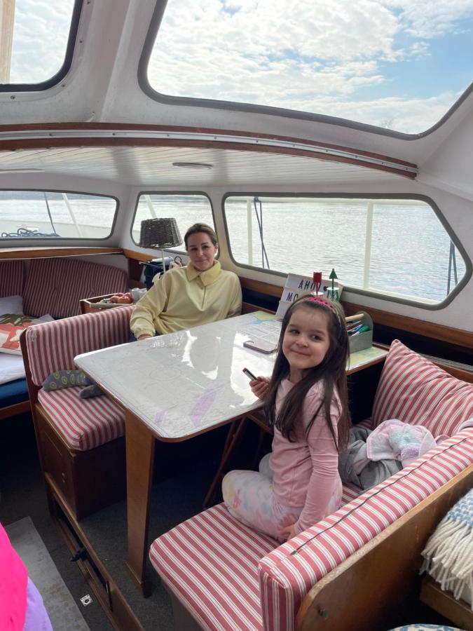 Suesses Motorboot - Ueberseestadt Botel