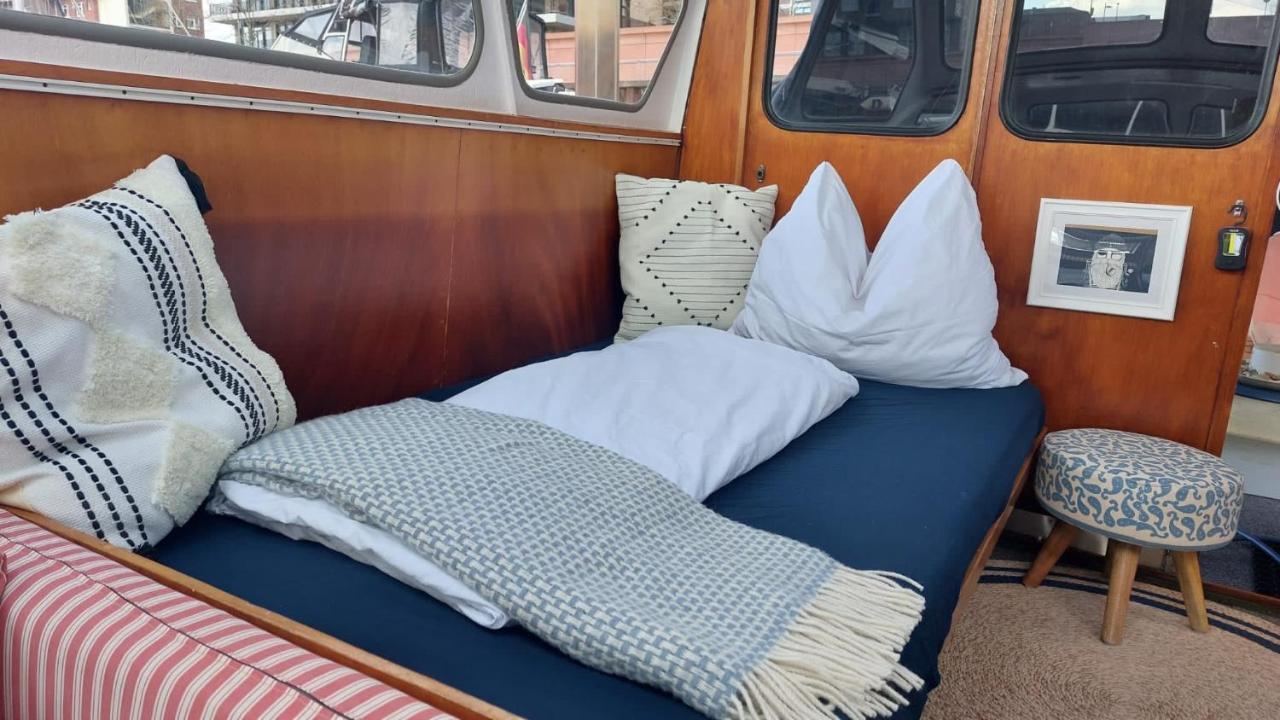 Suesses Motorboot - Ueberseestadt Botel *