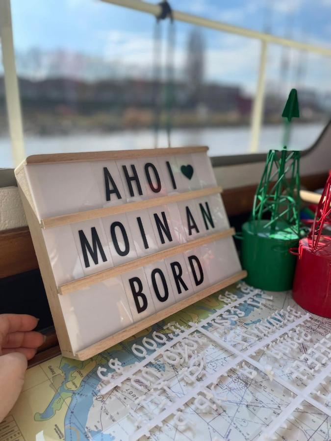 Suesses Motorboot - Ueberseestadt Botel BRE