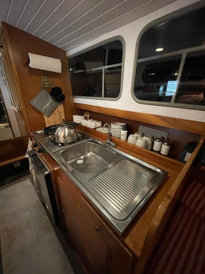 Botel Suesses Motorboot - Ueberseestadt BRE