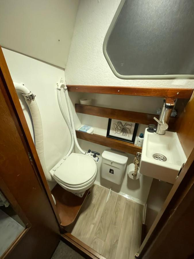 Suesses Motorboot - Ueberseestadt Botel BRE