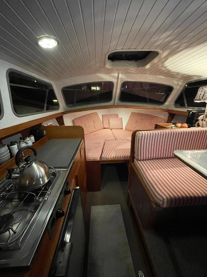 Suesses Motorboot - Ueberseestadt Botel