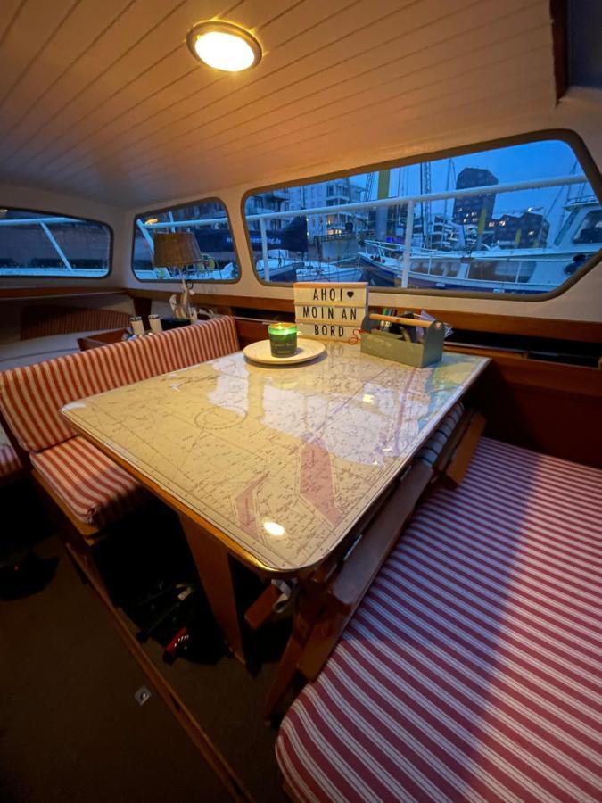 Suesses Motorboot - Ueberseestadt