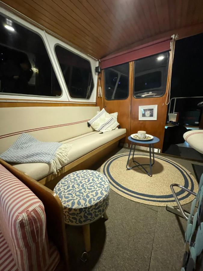Suesses Motorboot - Ueberseestadt Botel *