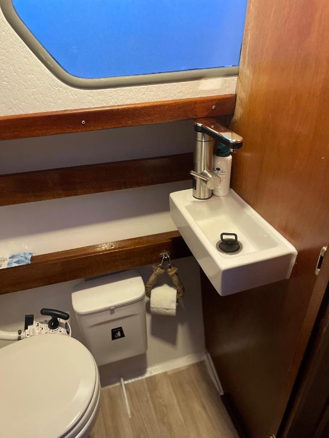 Suesses Motorboot - Ueberseestadt Botel
