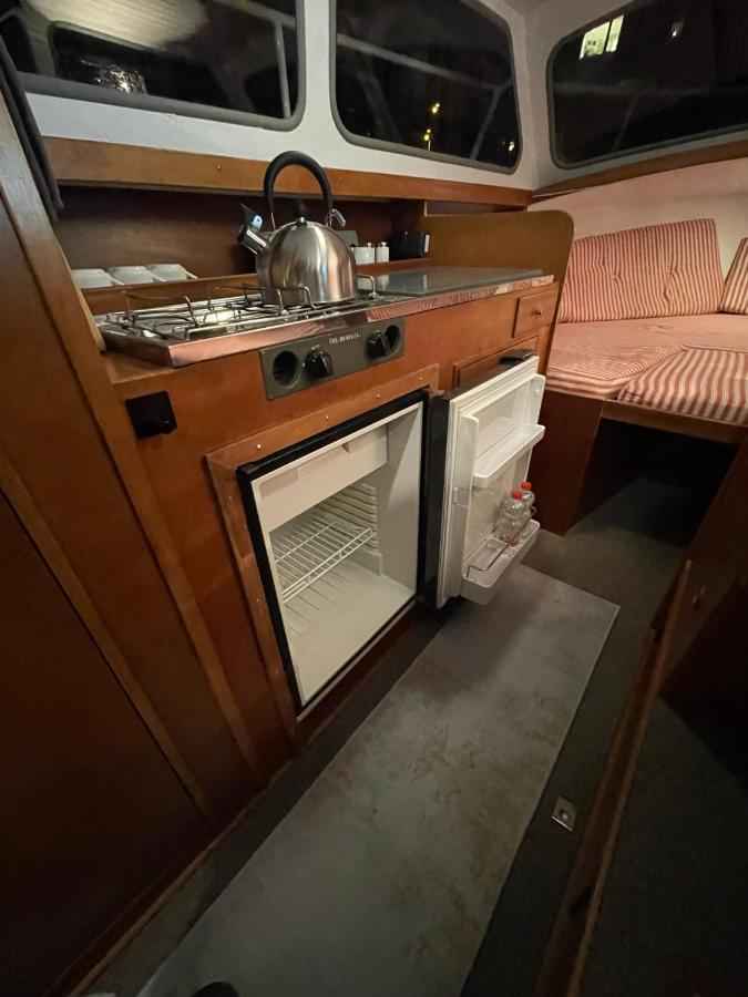 Suesses Motorboot - Ueberseestadt