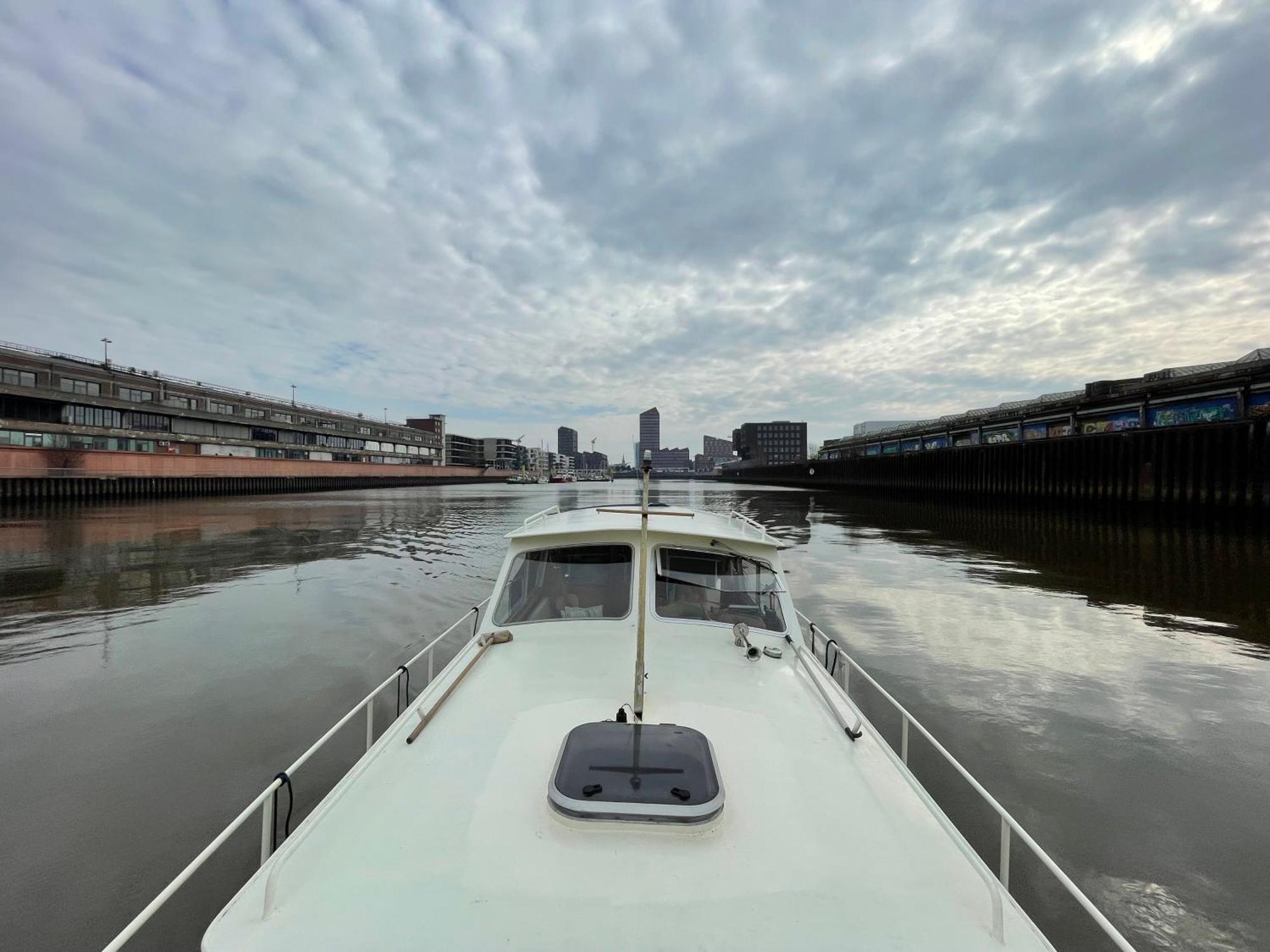 Botel Suesses Motorboot - Ueberseestadt BRE
